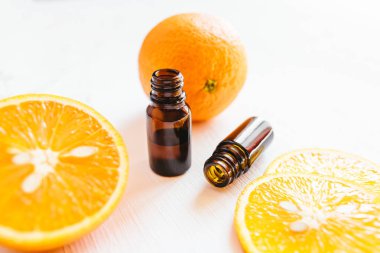 Beyaz arka planda turuncu uçucu yağ iki şişe