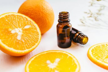 Beyaz arka planda turuncu uçucu yağ iki şişe