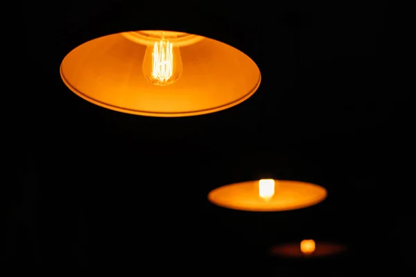 Karanlık bir odada üç vintage lambalar — Stok fotoğraf