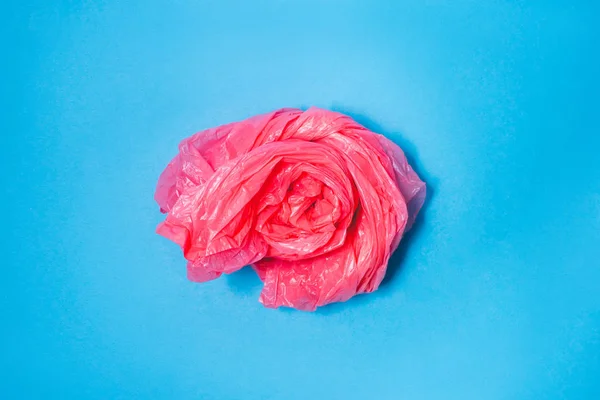 Ροζ πλαστική σακούλα σε μπλε φόντο, — Φωτογραφία Αρχείου
