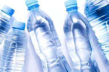 Beyaz arka planda birkaç plastik su şişesi