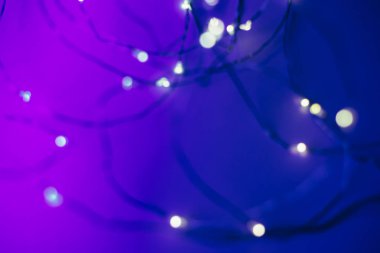 Trendy neon renklerde led çelenk ile bulanık arka plan.