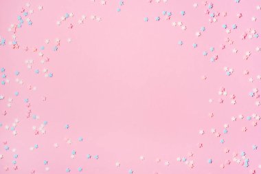 Pembe arka plan üzerinde küçük yıldız konfeti