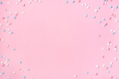 Pembe arka plan üzerinde küçük yıldız konfeti