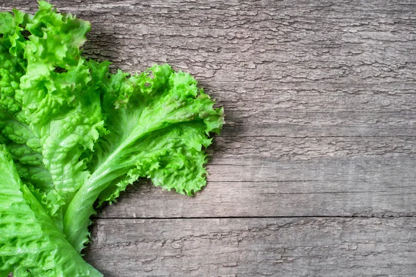 Taze yeşil salata yaprakları ahşap tablo.