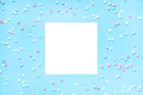 Mavi arka planda küçük yıldız konfeti — Stok fotoğraf