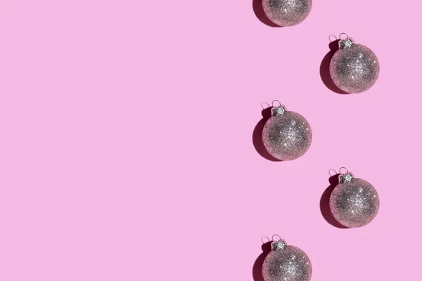 Padrão feito de bolas de prata no fundo rosa . — Fotografia de Stock