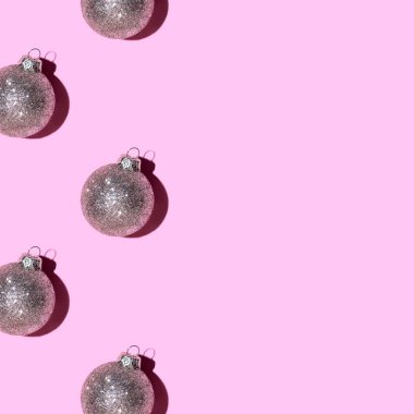 Pembe arka planda gümüş toplarından yapılmış desen.