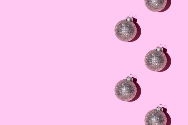 Padrão feito de bolas de prata no fundo rosa . — Fotografia de Stock
