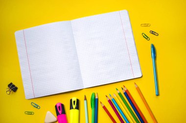 Sarı arka planda okul malzemeleri