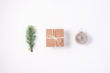 Köknar, bir hediye ve gümüş bir top bir dalı Noel kompozisyon.