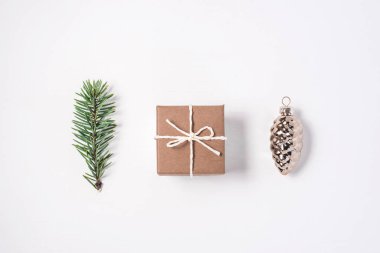 Köknar, bir hediye ve gümüş bir top bir dalı Noel kompozisyon.