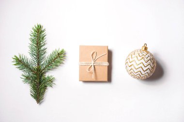 Köknar, bir hediye ve altın bir top bir dalı Noel kompozisyon.