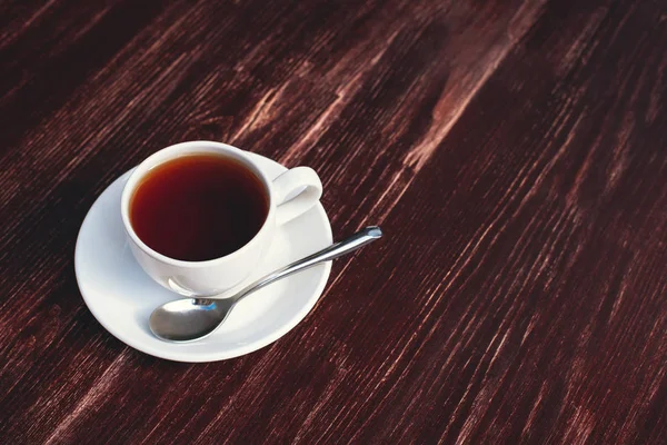 Jedna filiżanka herbaty na drewnianym stole. — Zdjęcie stockowe