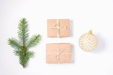 Köknar, bir hediye ve gümüş bir top bir dalı Noel kompozisyon.