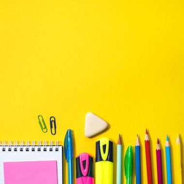 Sarı arka planda okul malzemeleri