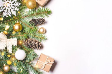 Beyaz arkaplanda Noel kompozisyonu.