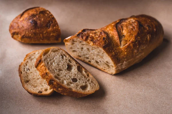 Pâine proaspăt feliată pe hârtie kraft . — Fotografie, imagine de stoc
