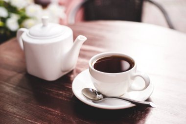 Çaydanlık ve çay, ahşap masada..