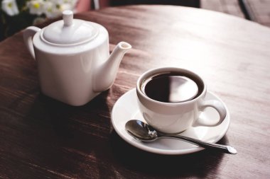 Çaydanlık ve çay, ahşap masada..