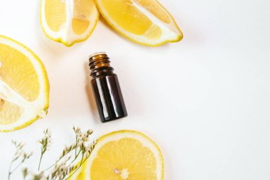 Beyaz arka planda limon esansiyel yağı iki şişe