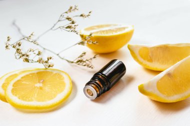 Beyaz arka planda bir şişe limon yağı