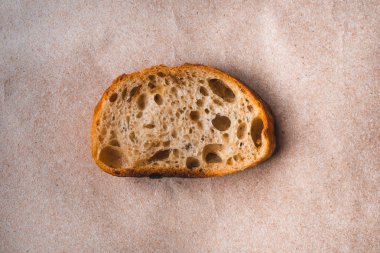 Kağıt üzerinde beyaz ekmek dilimi.