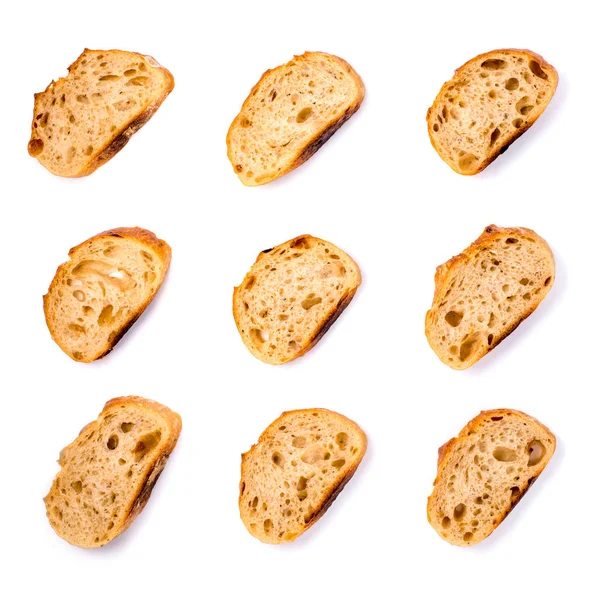 Μοτίβο με κομμάτια λευκού ψωμιού που απομονώνονται σε λευκό φόντο. — Φωτογραφία Αρχείου