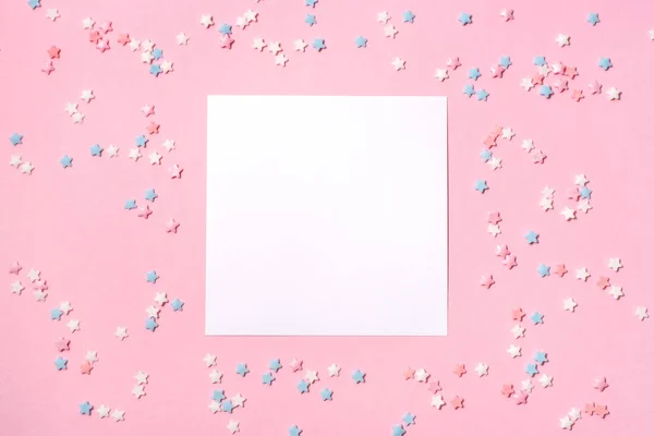 분홍색 배경에 작은 별의 형태로 색종이. — 스톡 사진