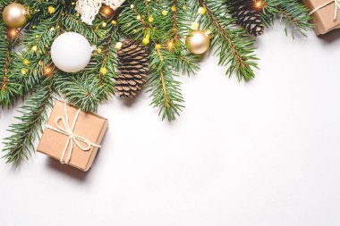 Beyaz arkaplanda Noel kompozisyonu.