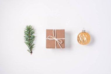 Köknar, bir hediye ve gümüş bir top bir dalı Noel kompozisyon.