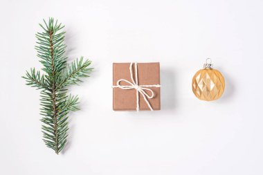 Köknar, bir hediye ve gümüş bir top bir dalı Noel kompozisyon.