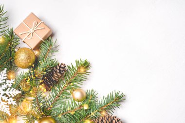 Beyaz arkaplanda Noel kompozisyonu.