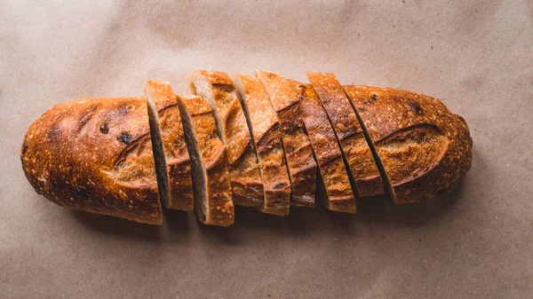 Pane fresco a fette su carta kraft. — Foto Stock