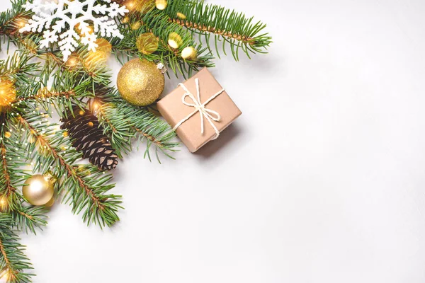 Beyaz arkaplanda Noel kompozisyonu.