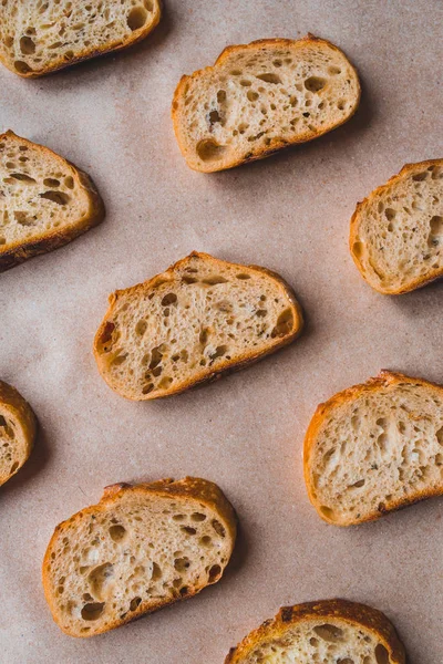 Modello con pezzi di pane bianco su sfondo di carta . — Foto Stock