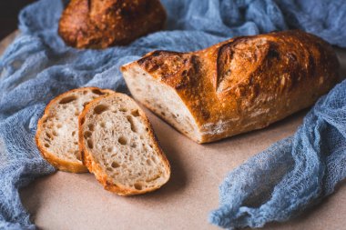 Kraft kağıdında taze kesilmiş ekmek..