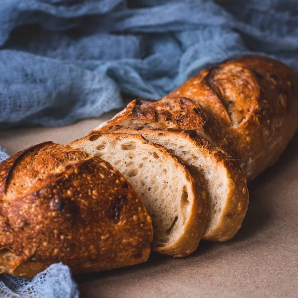 Färskt skivat bröd på kraftpapper. — Stockfoto