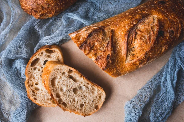 Pane fresco a fette su carta kraft. — Foto Stock