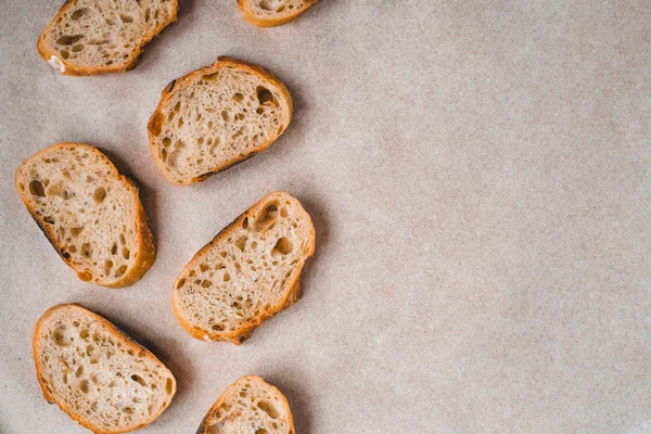 Mönster med bitar av vitt bröd på papper bakgrund. — Stockfoto