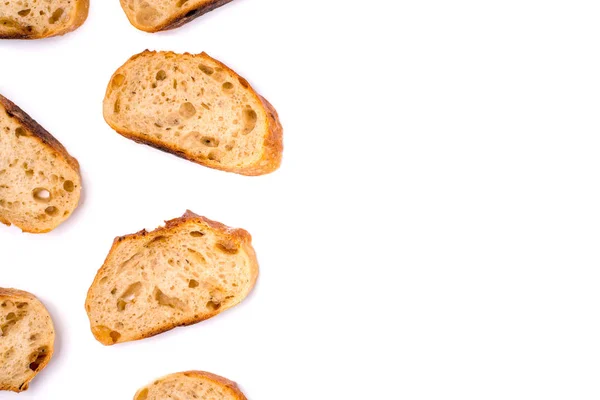 Πλαίσιο από κομμάτια λευκού ψωμιού που απομονώνονται σε λευκό φόντο. — Φωτογραφία Αρχείου