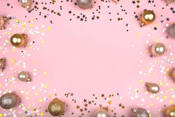 Fundo rosa festivo com estrelas de ouro e prata e bolas de Natal . — Fotografia de Stock