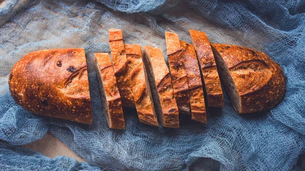 Färskt skivat bröd på kraftpapper. — Stockfoto
