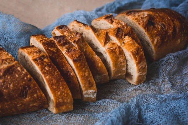 Pane fresco a fette su carta kraft. — Foto Stock