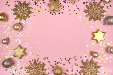 Altın ve gümüş yıldız ve Noel topları ile Festival pembe arka plan.