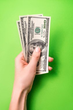 Yeşil arka planda kadın el Dolar.