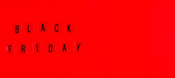 Black Friday venda tag no fundo vermelho . — Fotografia de Stock