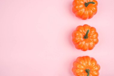 Üç kabak ile pembe arka plan.