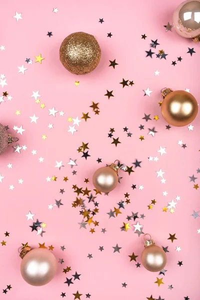 Fête fond rose avec des étoiles d'or et d'argent et des boules de Noël . — Photo