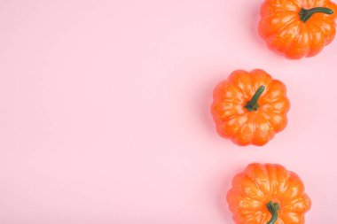 Üç kabak ile pembe arka plan.